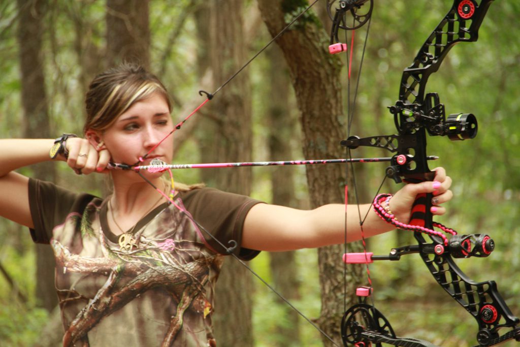 woman bowhunter